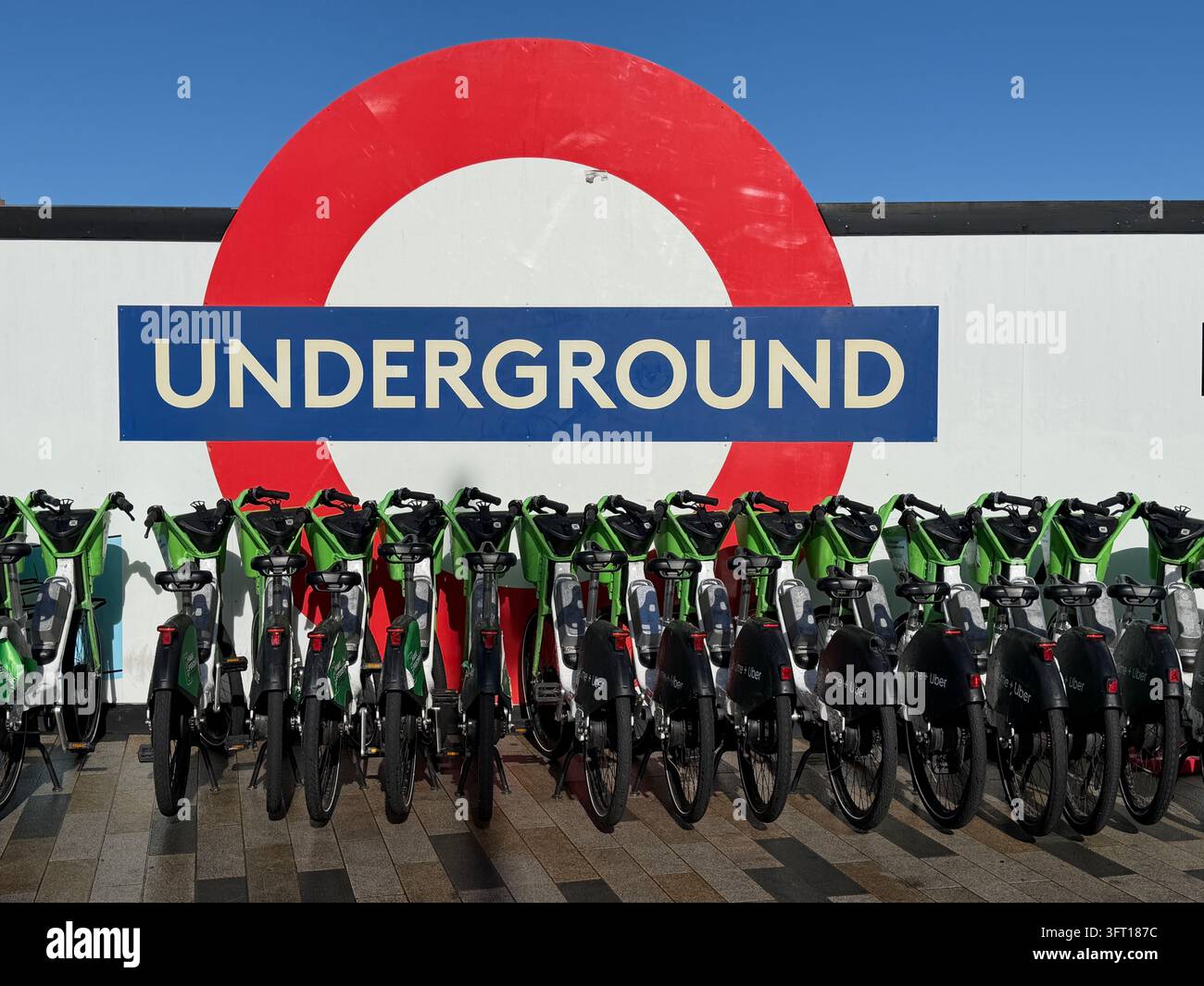 Biciclette Lime parcheggiate vicino alla Battersea Power Station nel centro di Londra. Le biciclette sono dotate di un sistema di assistenza al pedale che si attiva mentre si pedala. - Immagine stock catturata con smartphone
