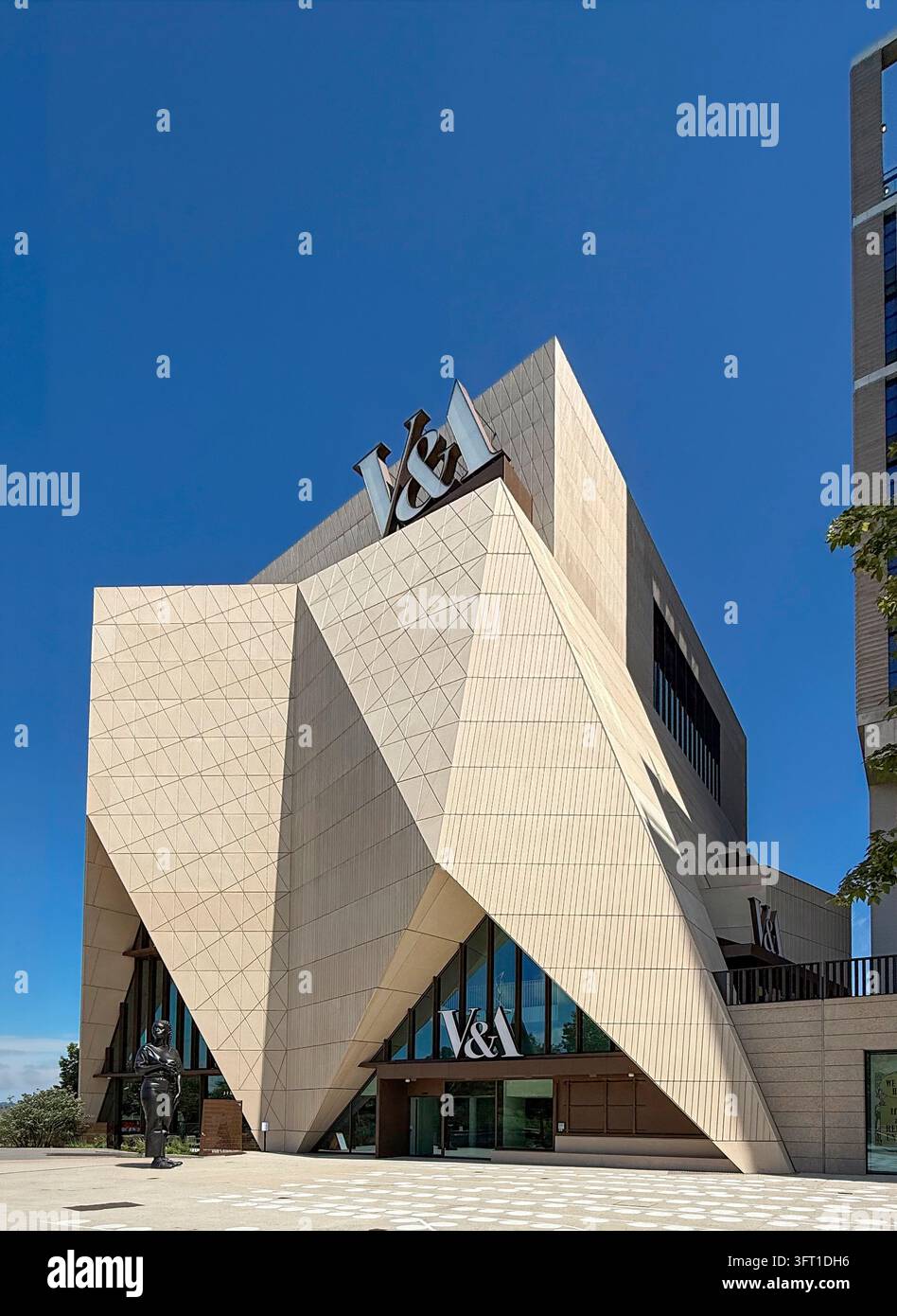 Museo V&A East a Stratford, Londra, progettato da O'Donnell + Tuomey, con architettura geometrica angolare e rivestimento in pietra chiara distintivo. Foto Stock