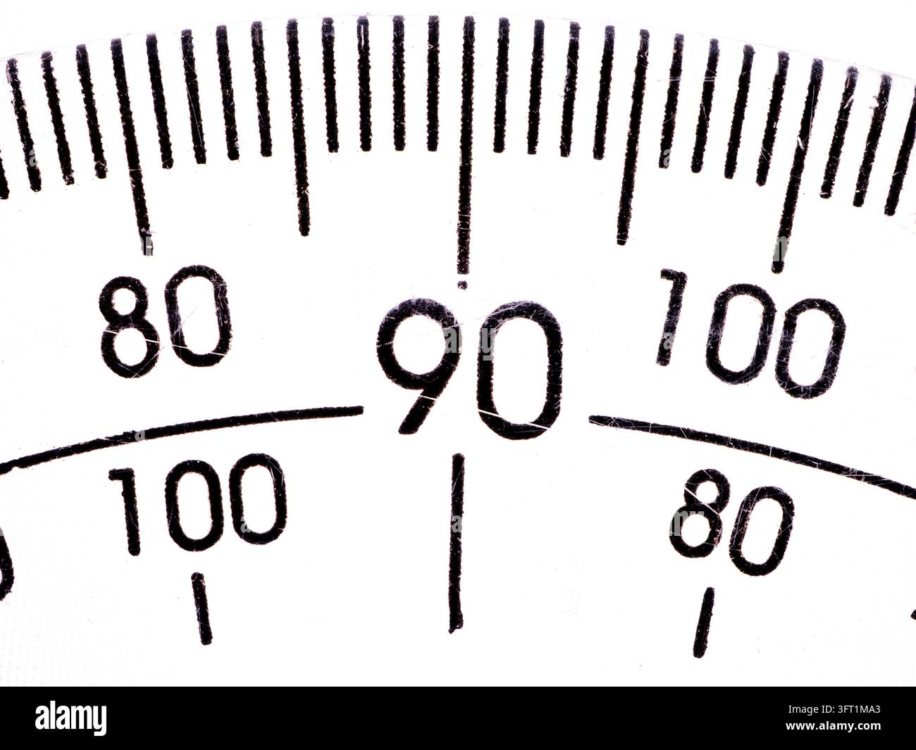 Dettaglio macro in primo piano di un quadrante bianco che mostra misurazioni numeriche Foto Stock
