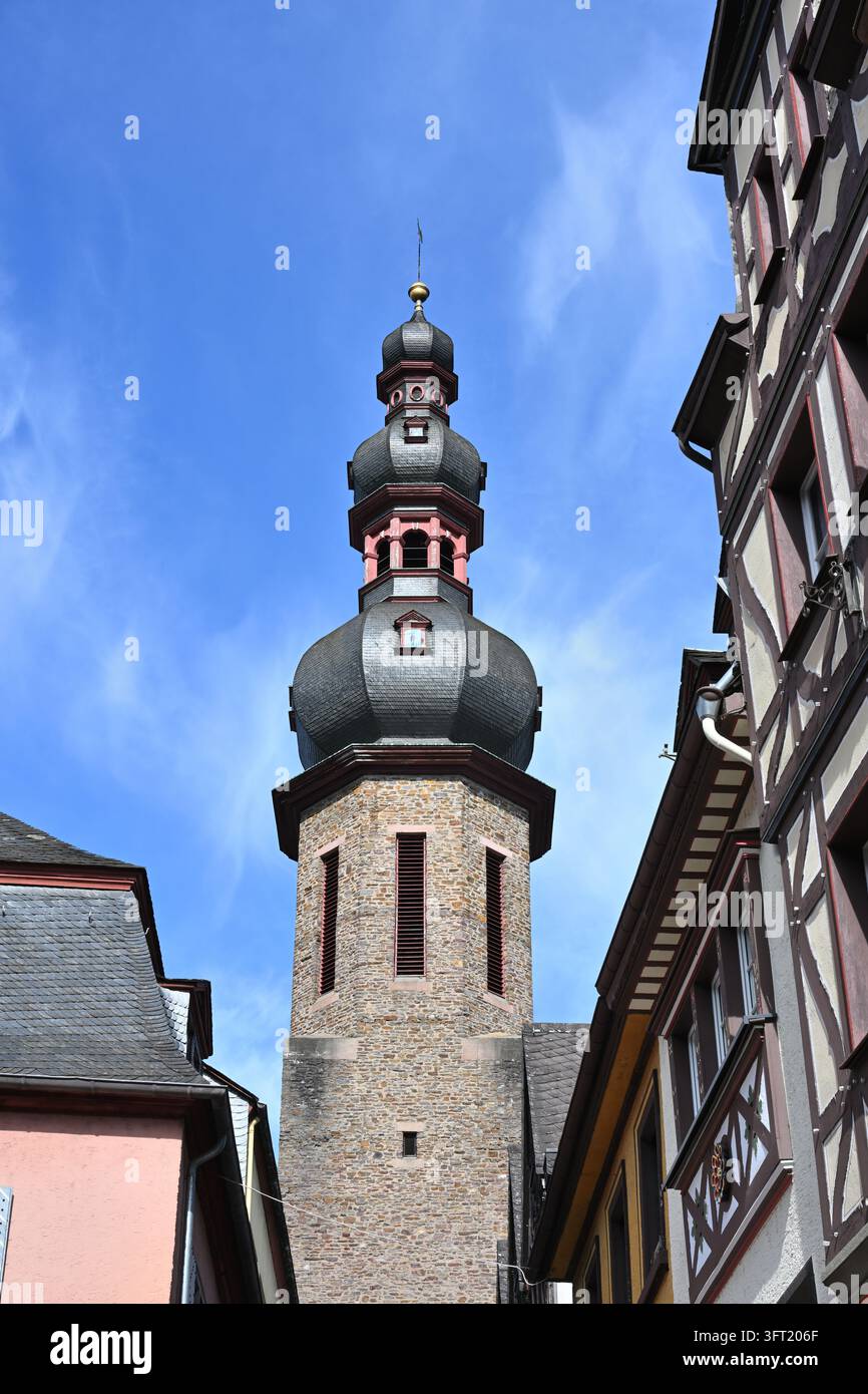 Ex monastero cappuccino e la torre della chiesa parrocchiale cattolica di San Martino a Cochem sulla Mosella, Germania Foto Stock
