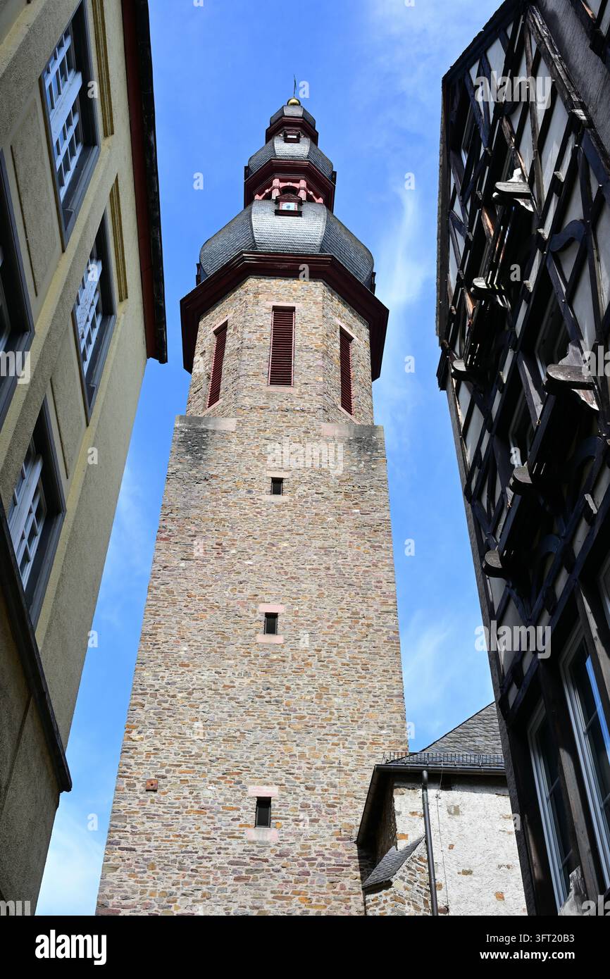 Ex monastero cappuccino e la torre della chiesa parrocchiale cattolica di San Martino a Cochem sulla Mosella, Germania Foto Stock