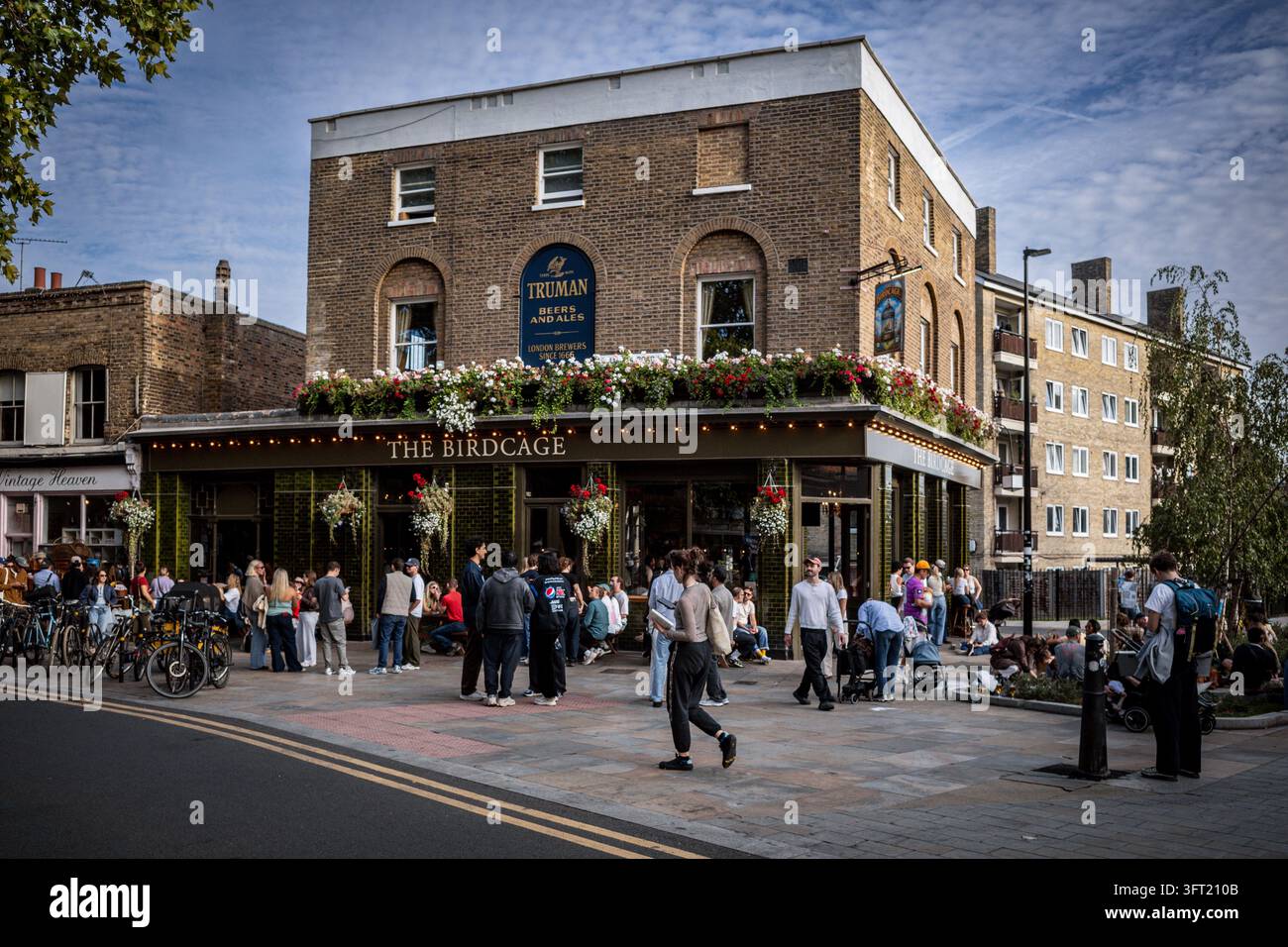Birdcage Pub in Columbia Road East London. Il Birdcage Pub o Bird Cage Pub è stato in uso continuo come casa pubblica almeno dal 1760. Foto Stock