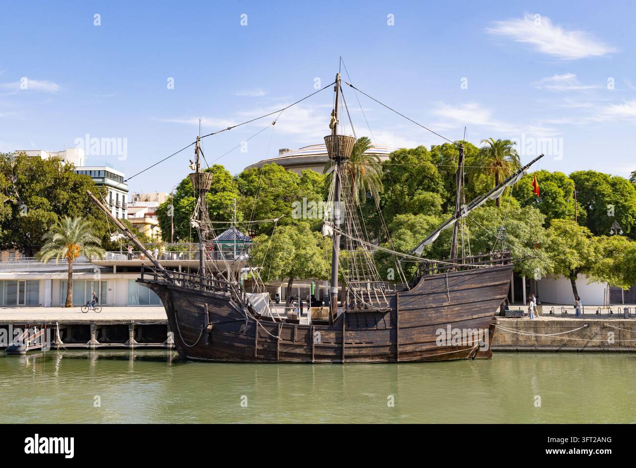 La Nao Victoria, replica della nave Tudor di Ferdinand Magellan che circumnavigò il globo; fiume Guadalquivir, Siviglia, Andalusia, Spagna Foto Stock