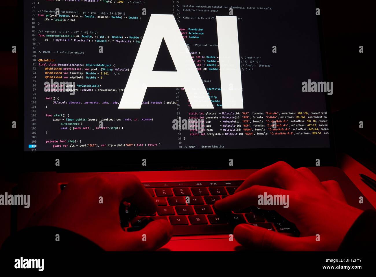 Grandi lettere IA sopra il codice di simulazione biologica mentre delle mani digitano su un laptop alla luce rossa Foto Stock