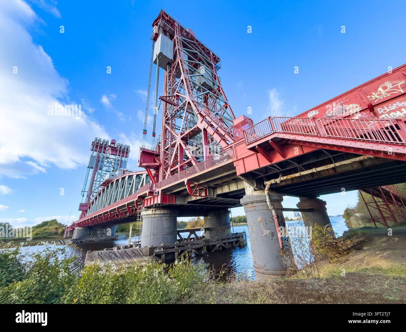 Ponte sollevabile verticale rosso di Newport che attraversa il fiume Tees a Middlesbrough - Immagine stock catturata con smartphone