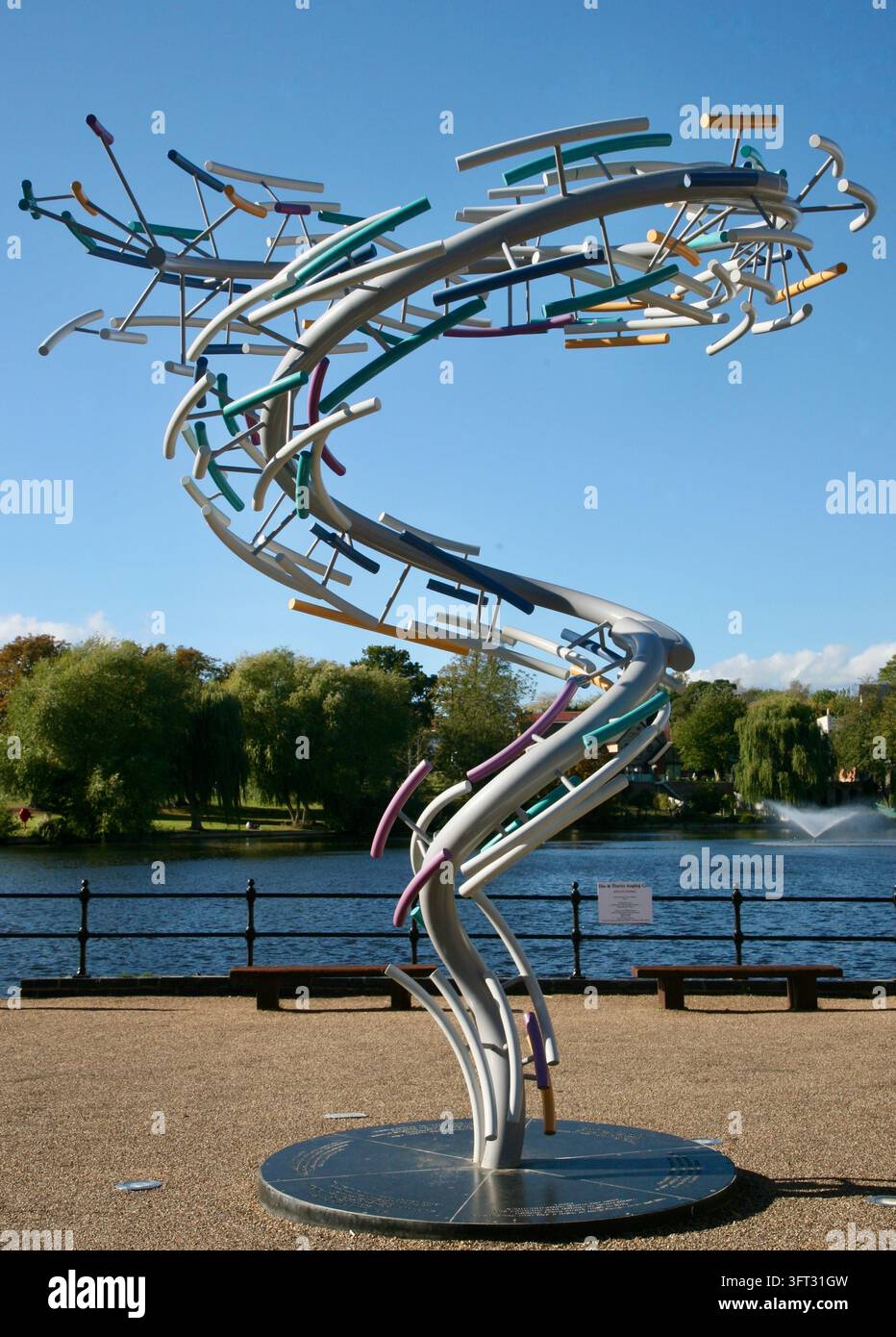 Una vista di The Flock, una scultura controversa, nella città di Diss, nel Norfolk, Regno Unito, Europa. Foto Stock