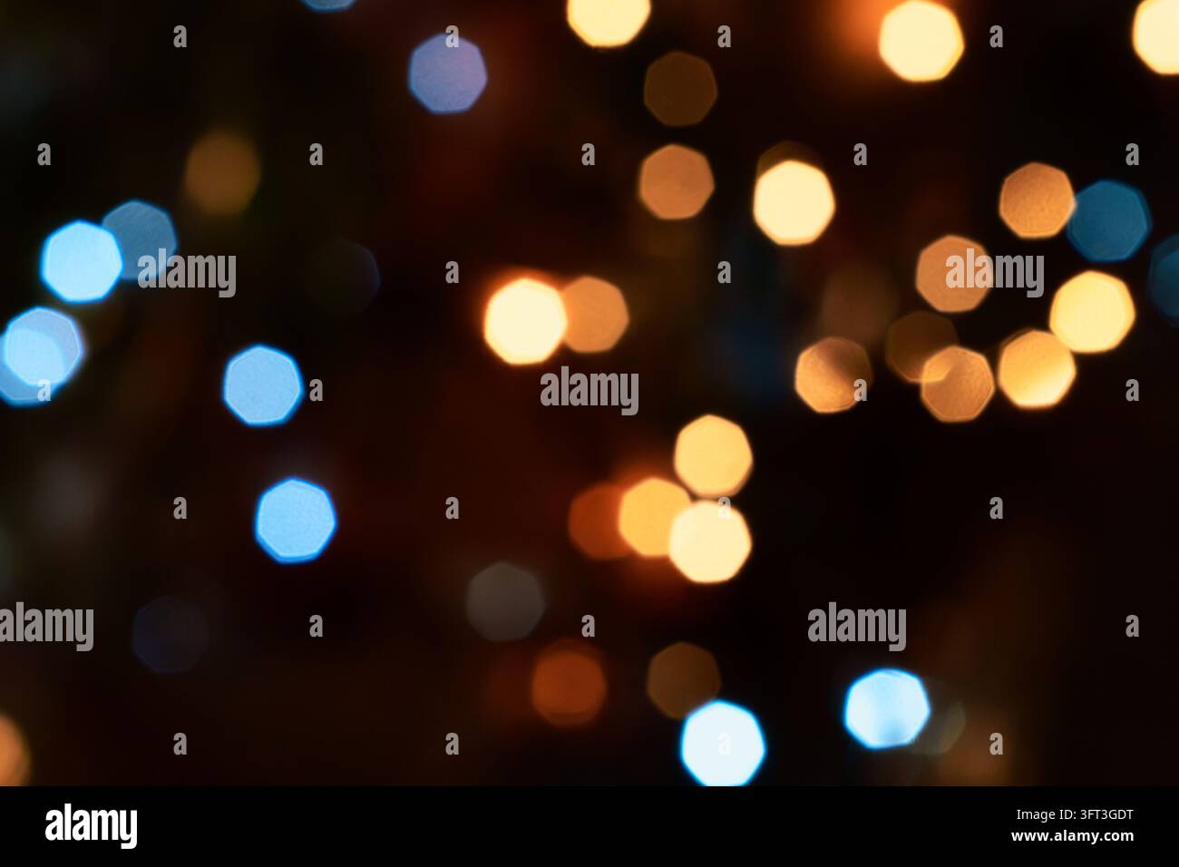 Bokeh astratto di luci natalizie in blu e oro Foto Stock