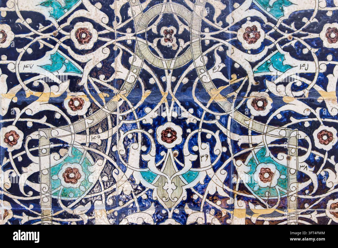 Piastrelle murali con bellissimi e intricati motivi arabeschi nel Mausoleo di Pahlavan Mahmoud, Khiva, Uzbekistan. Le piastrelle sono state installate nel 1825-1835 Foto Stock