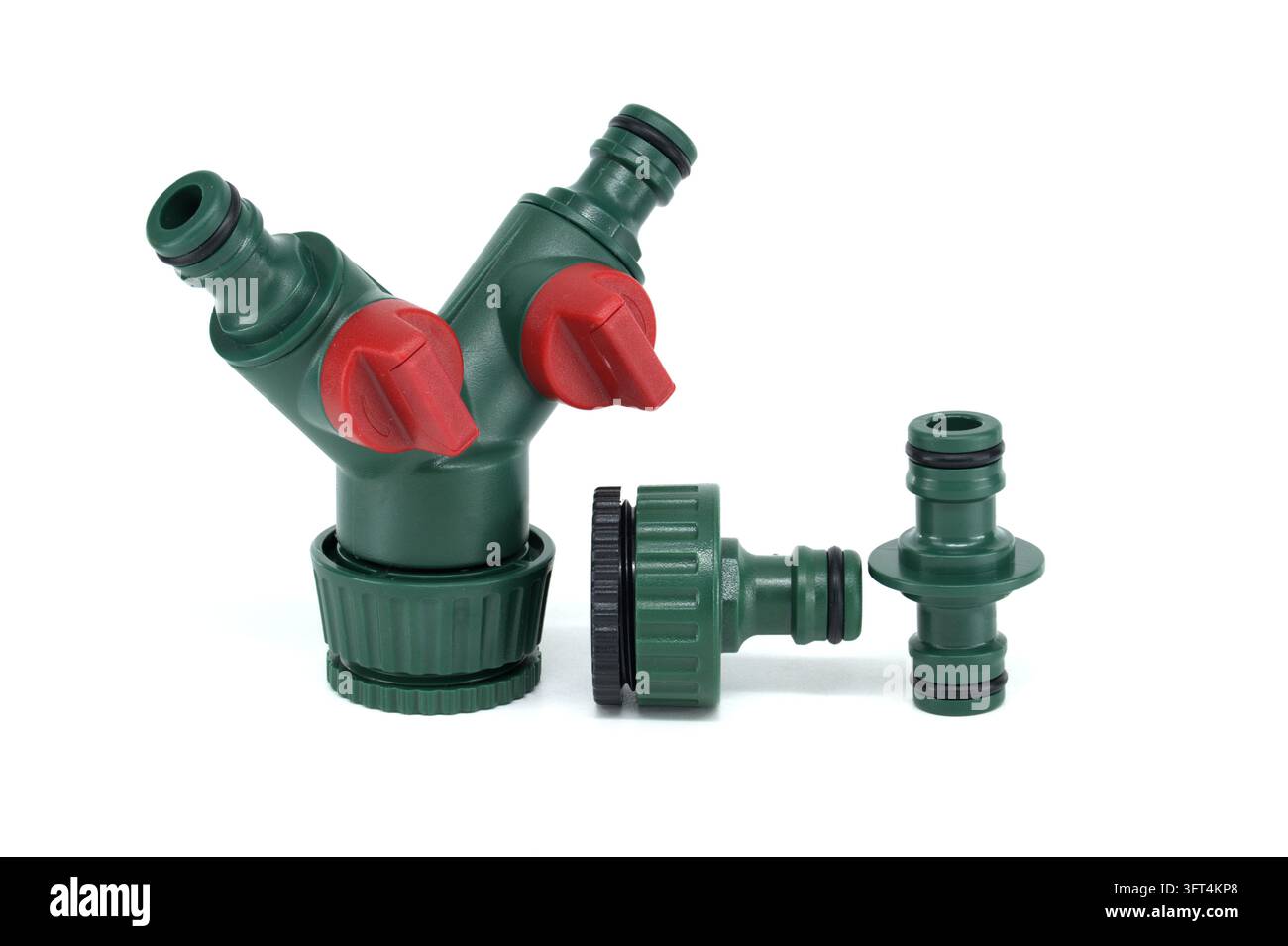 Un divisore a Y per tubi da giardino, con due valvole di controllo rosse indipendenti e connettori aggiuntivi per una distribuzione versatile dell'acqua Foto Stock