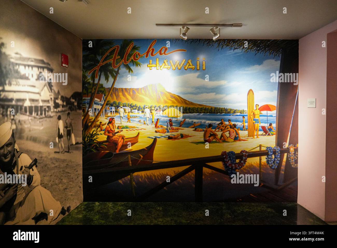 Affresco vintage "Aloha Hawaii" all'interno del Pearl Harbor Aviation Museum su Ford Island a Honolulu, Oahu, Hawaii Foto Stock