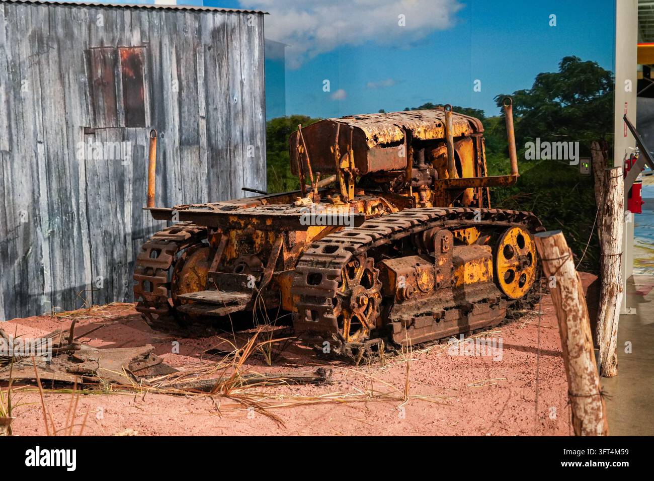 Trattore cingolato giallo vintage arrugginito all'interno del Museo dell'Aviazione di Pearl Harbor su Ford Island a Honolulu, Oahu, Hawaii Foto Stock