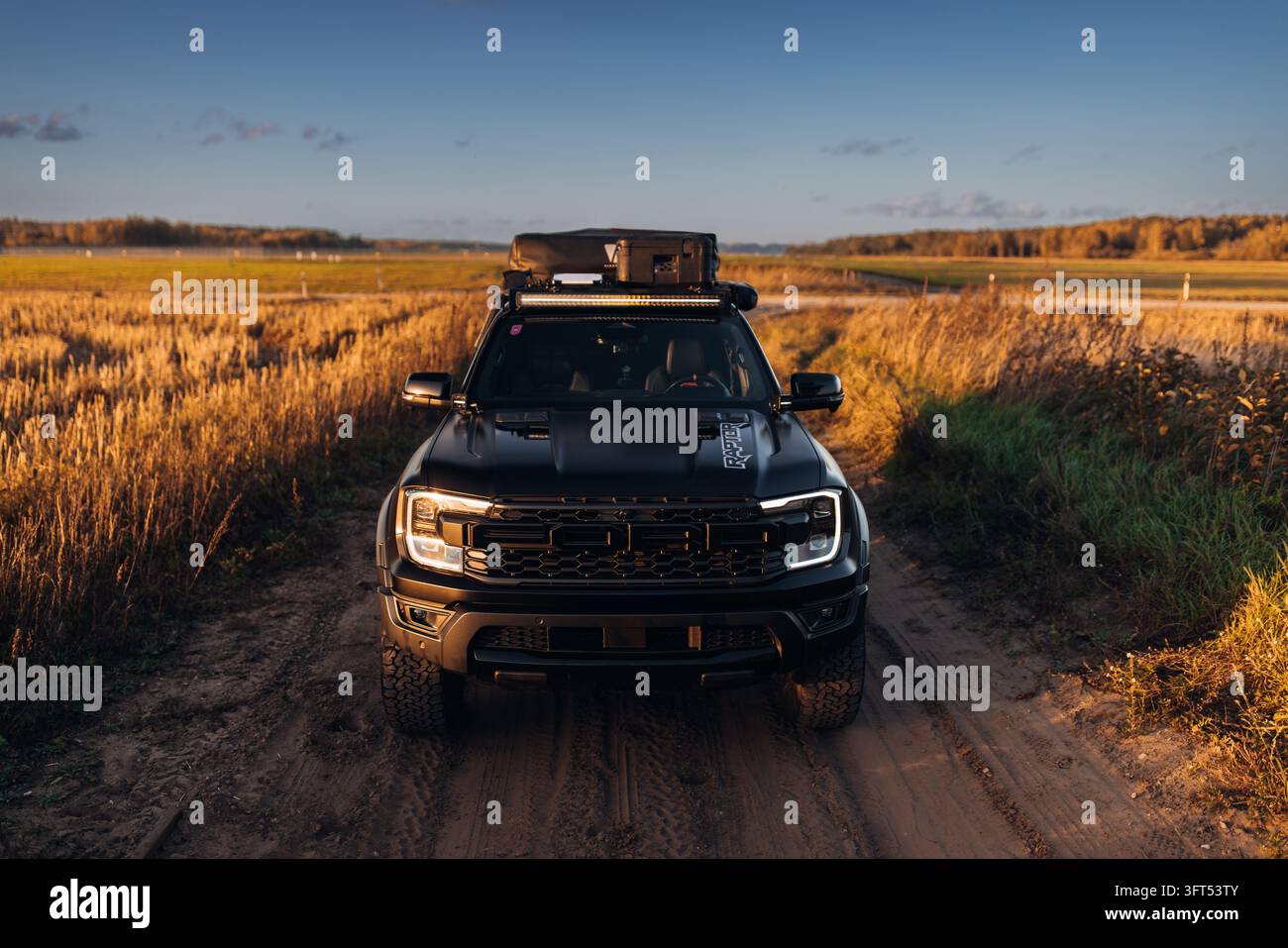 Ford Ranger Raptor alla sera nel bosco con equipaggiamento off-road Foto Stock