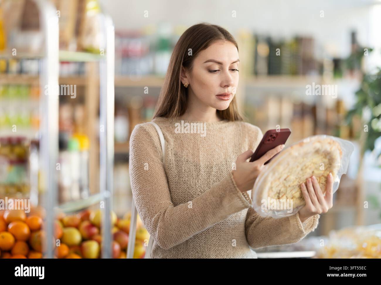 La donna che acquista scansiona il codice QR sulla pizza con lo smartphone Foto Stock