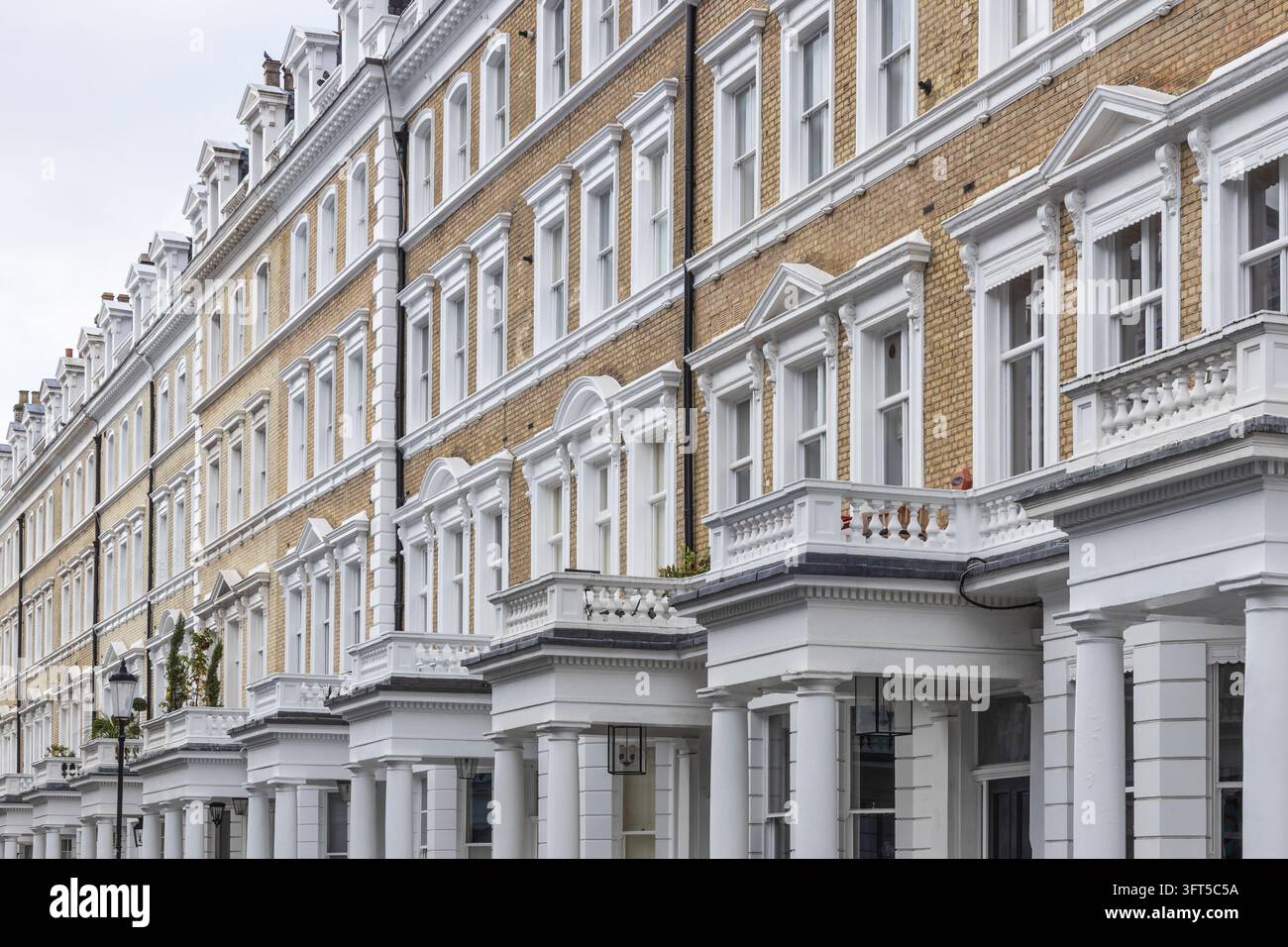 Facciate di ville a schiera vittoriane a Londra, Regno Unito Foto Stock