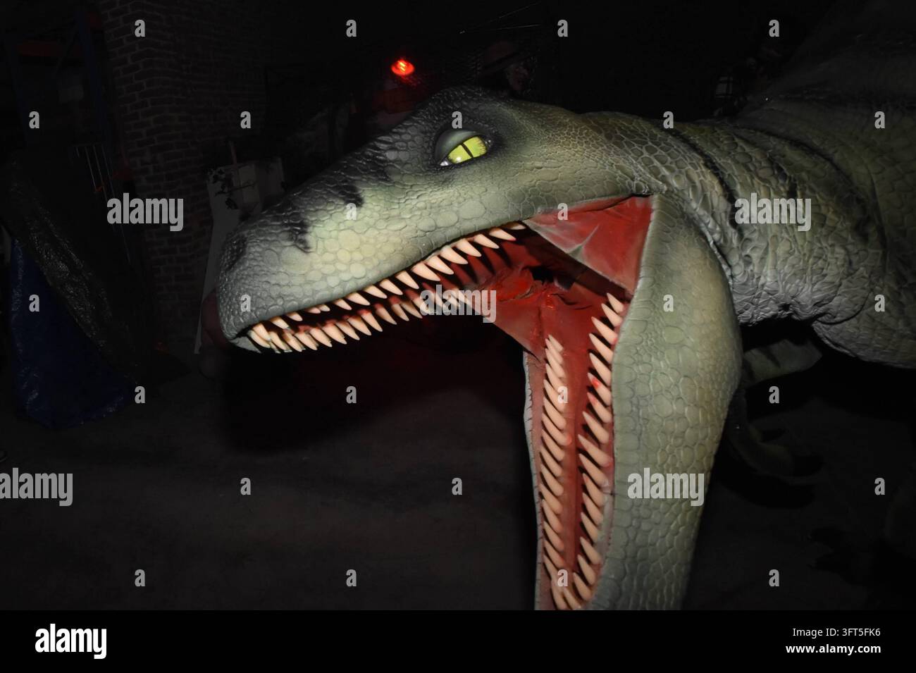 Testa di dinosauro animatronica con bocca aperta e denti affilati Foto Stock