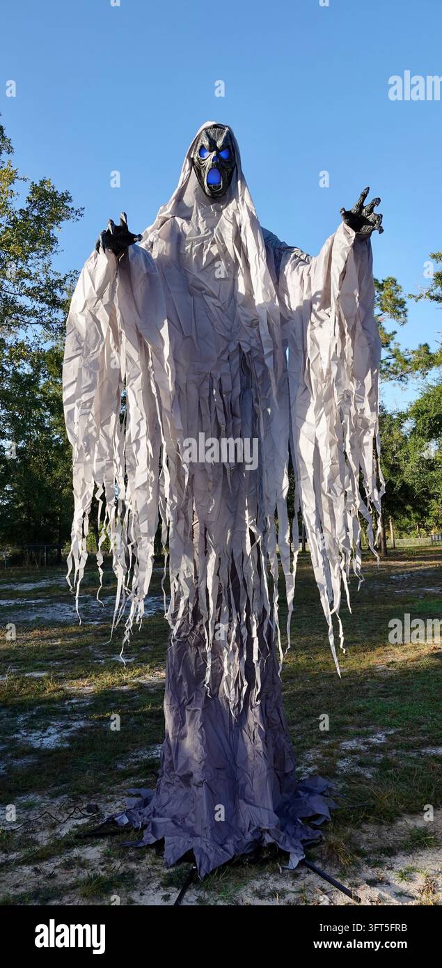 Decorazione per scena da fantasma alta con occhi blu luminosi per il prato all'aperto Foto Stock