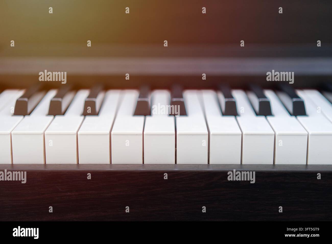 Sfondo della tastiera del piano è stato allestito nella sala musicale vicino alle finestre al mattino. Primo piano dei tasti del piano. Vista frontale ravvicinata. Foto Stock