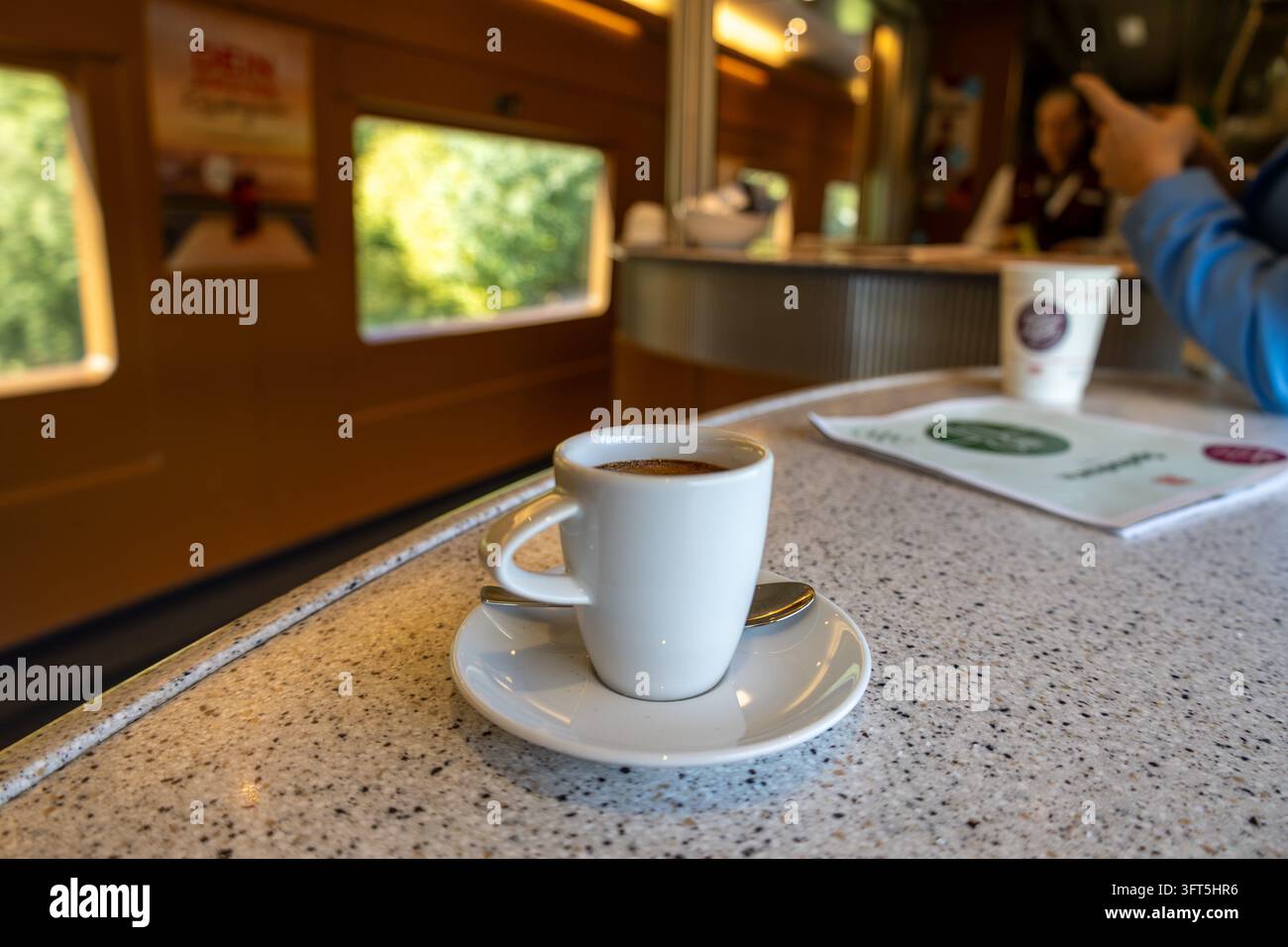 Prima piano di una tazza di espresso nel ristorante di bordo di un ICE (Intercity Express) Foto Stock