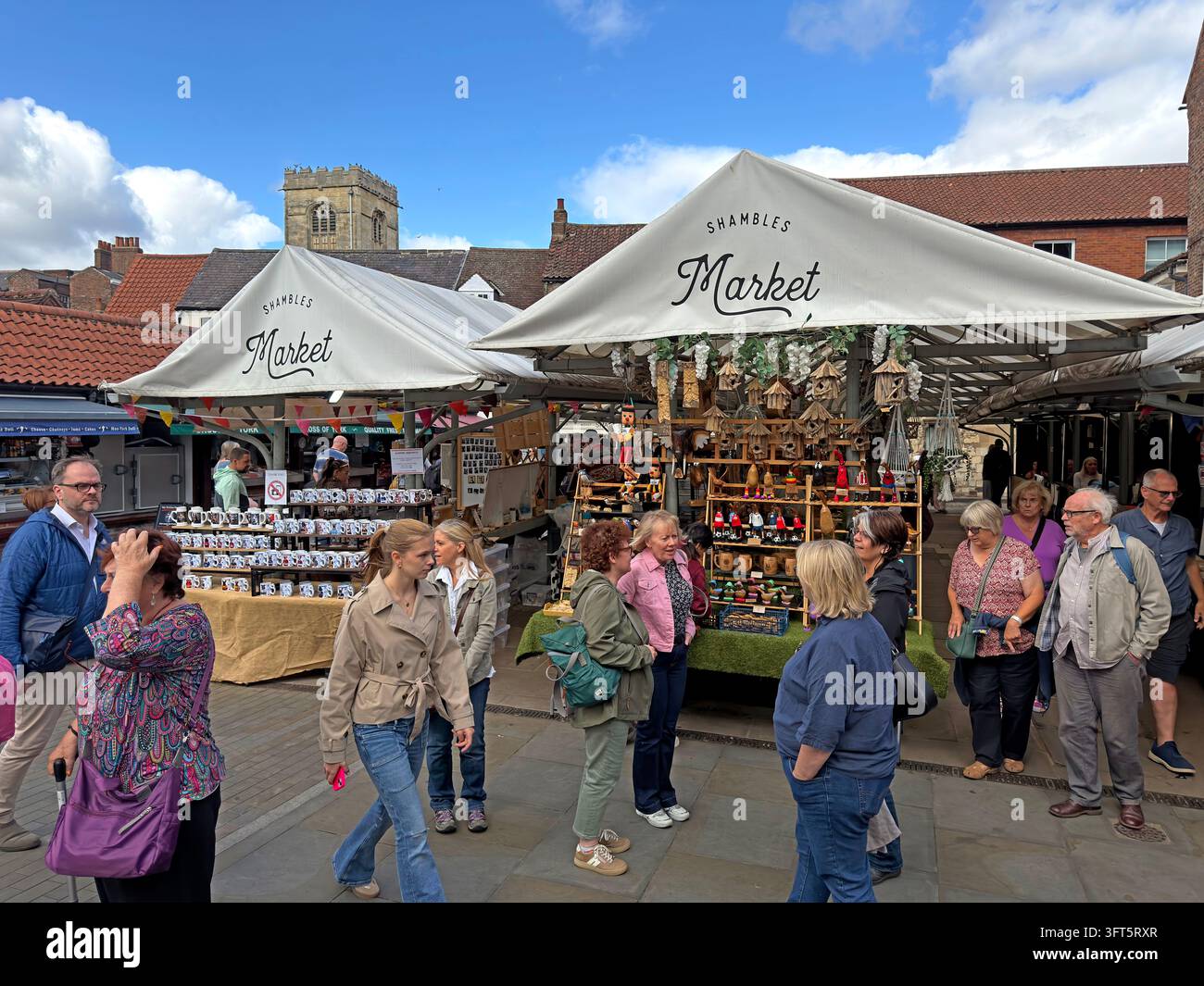 Vista generale delle vivaci bancarelle del mercato di Shambles con gli edifici del centro città di York sullo sfondo. Foto Stock