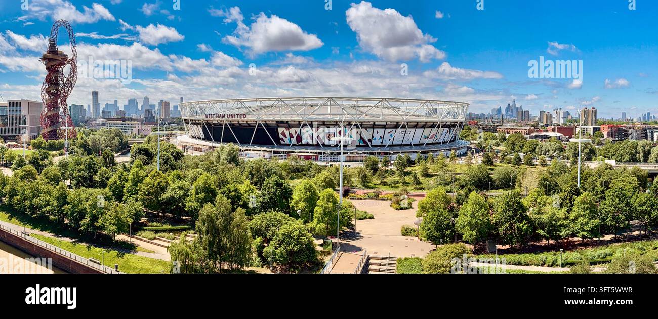 Vista panoramica di Londra, Inghilterra, che mostra il London Stadium, casa del West Ham United, e la scultura ArcelorMittal Orbit. Città sullo sfondo. Foto Stock