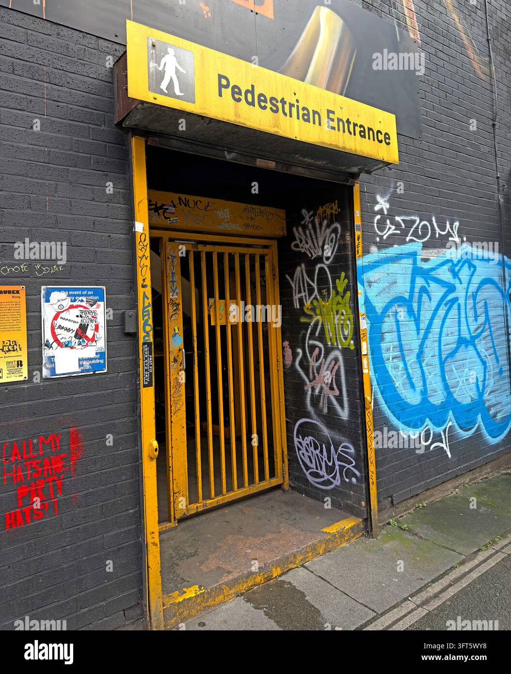 Segnale di ingresso pedonale NCP giallo e nero in un parcheggio a più piani nel centro di Manchester. Foto Stock