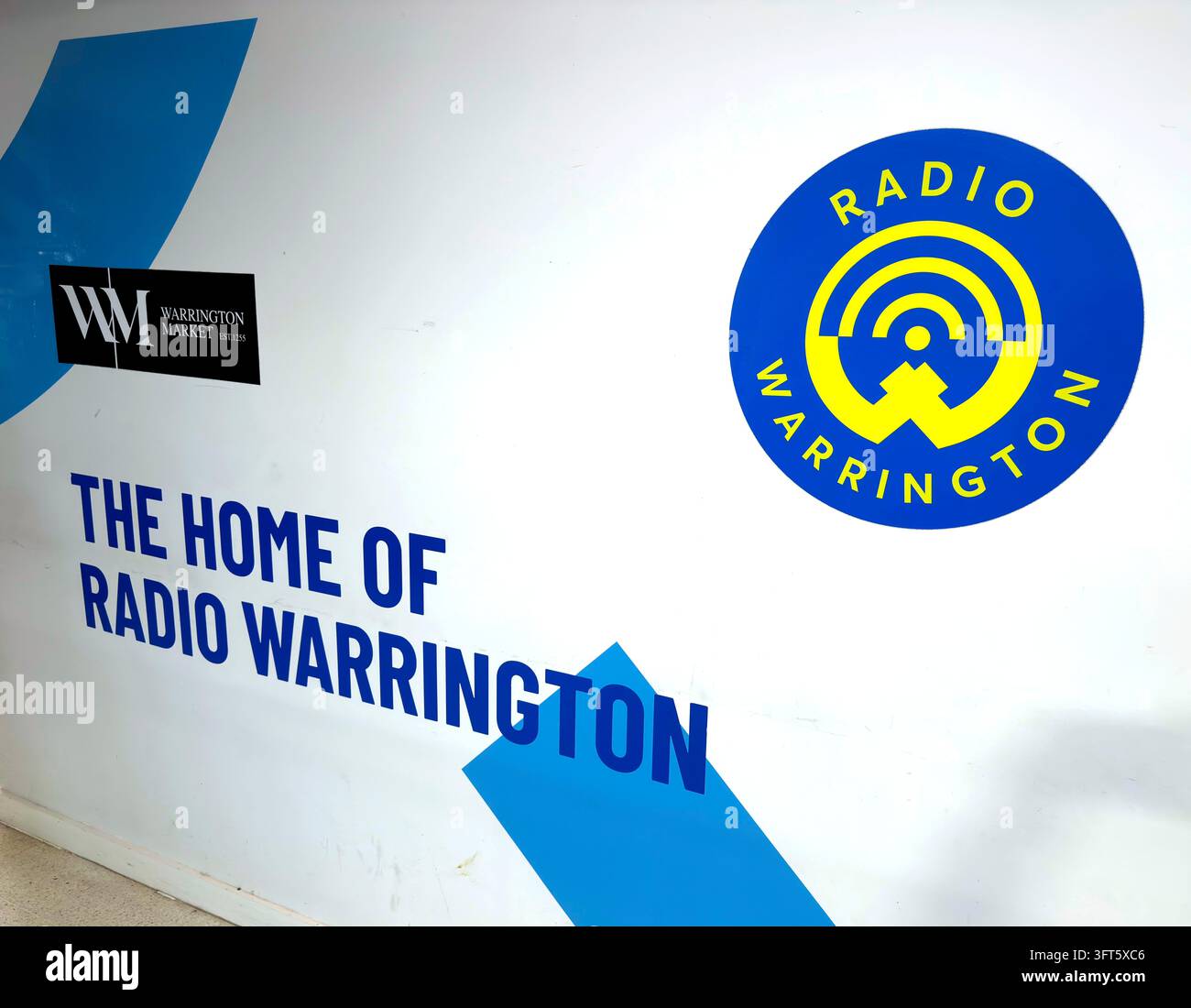 Logo di Radio Warrington e cartelli del mercato di Warrington che promuovono il servizio radio locale. Foto Stock
