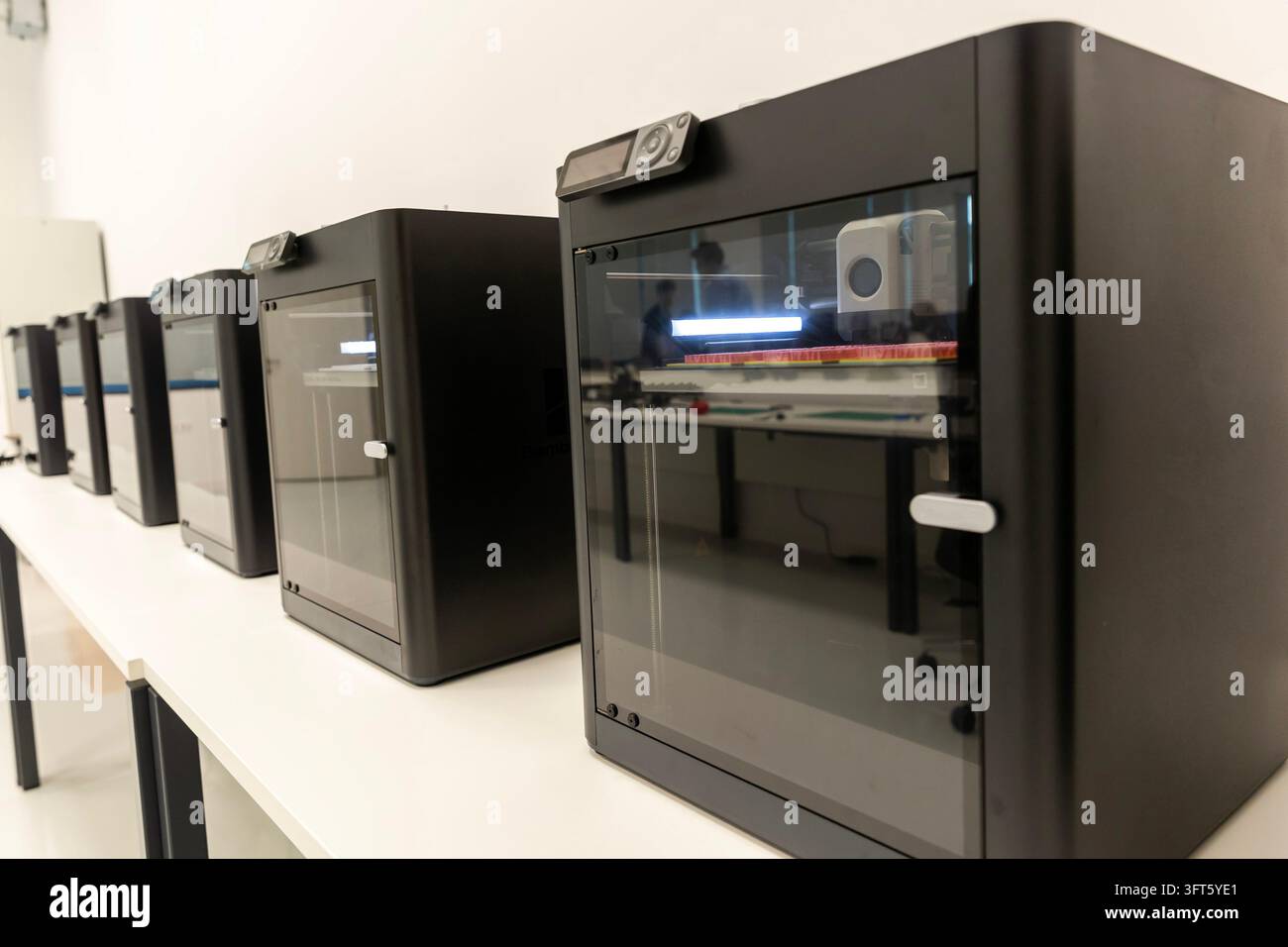 La stampa 3D, chiamata anche produzione additiva, è la costruzione di un oggetto tridimensionale da un modello CAD o da un modello 3D digitale. Foto Stock
