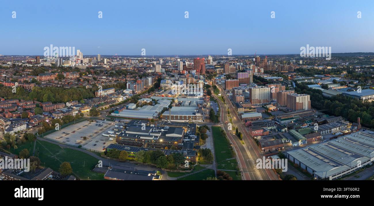 Vista aerea panoramica del corridoio di Kirkstall Road Willow Field e dello skyline di Leeds al crepuscolo Foto Stock