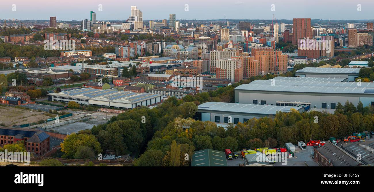 Vista aerea panoramica del Corridoio Industriale di Armley e dello skyline della città di Leeds Foto Stock
