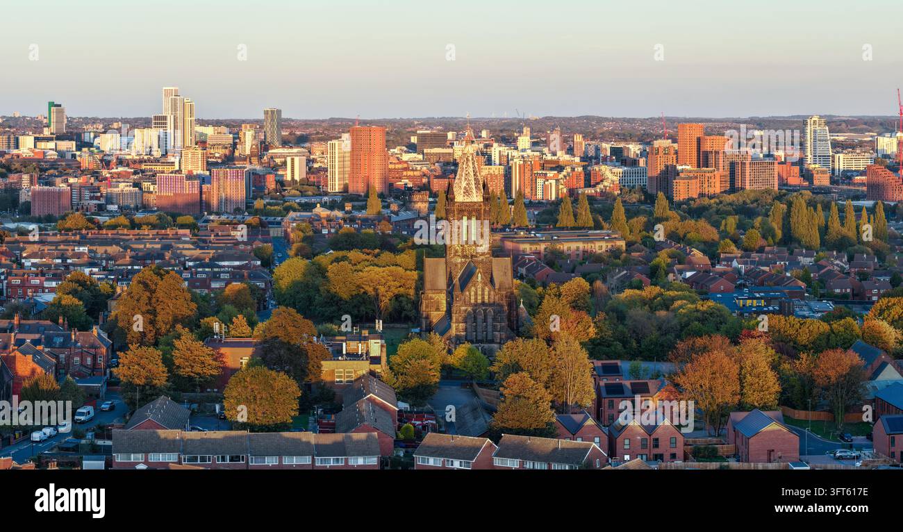 Panorama della Chiesa di San Bartolomeo e dei sobborghi di Armley al tramonto a Leeds Foto Stock