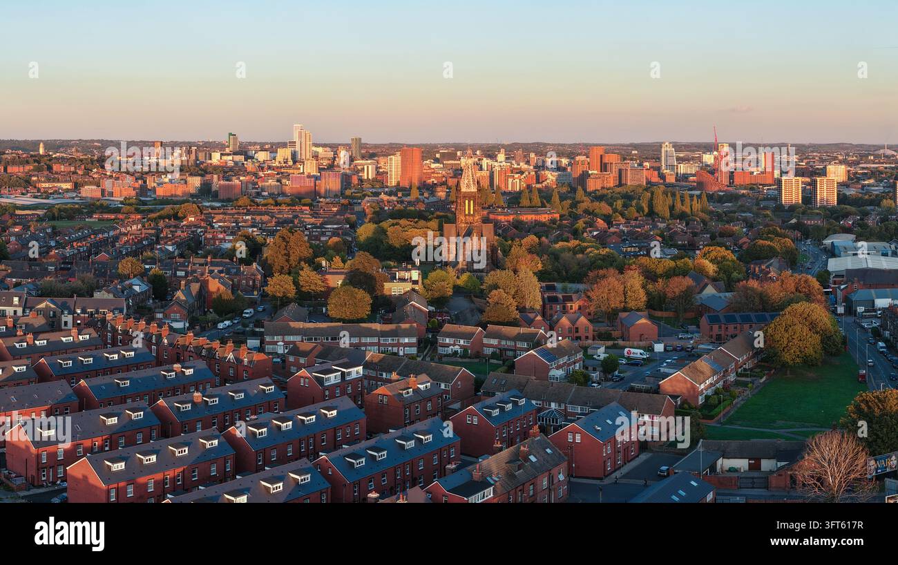 Panorama della Chiesa di San Bartolomeo e dei sobborghi di Armley al tramonto a Leeds Foto Stock