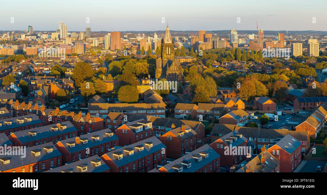 Vista aerea panoramica del tramonto sulla Chiesa di San Bartolomeo e lo skyline di Leeds Foto Stock