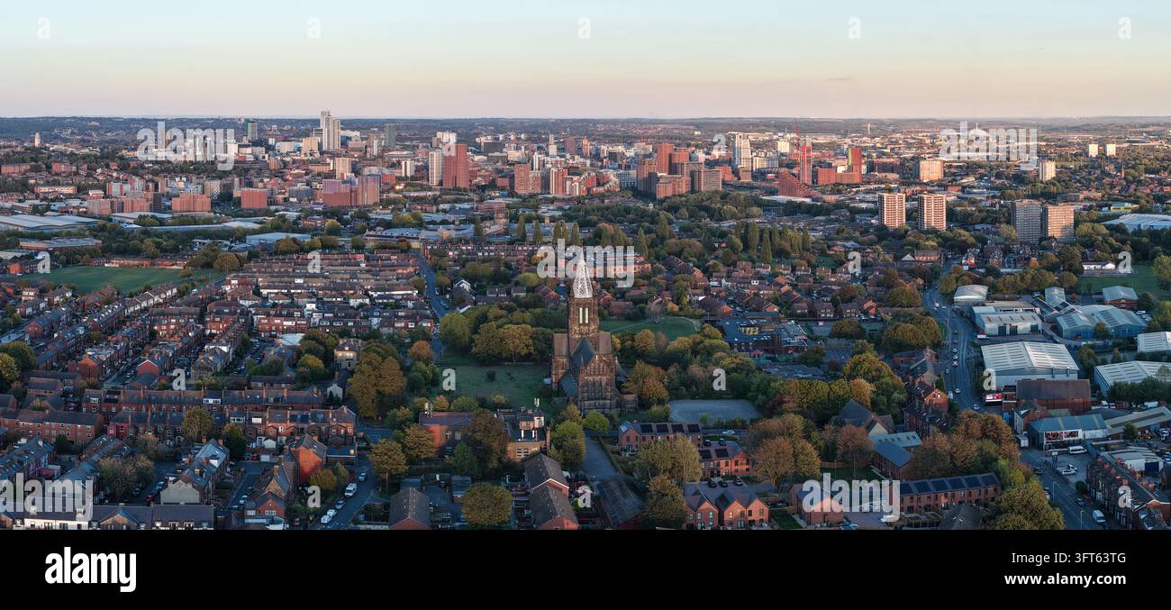 Vista aerea panoramica del tramonto sulla Chiesa di San Bartolomeo e lo skyline di Leeds Foto Stock