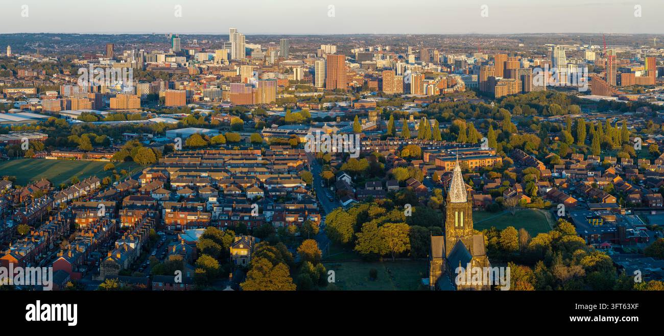 Vista aerea panoramica del tramonto sulla Chiesa di San Bartolomeo e lo skyline di Leeds Foto Stock