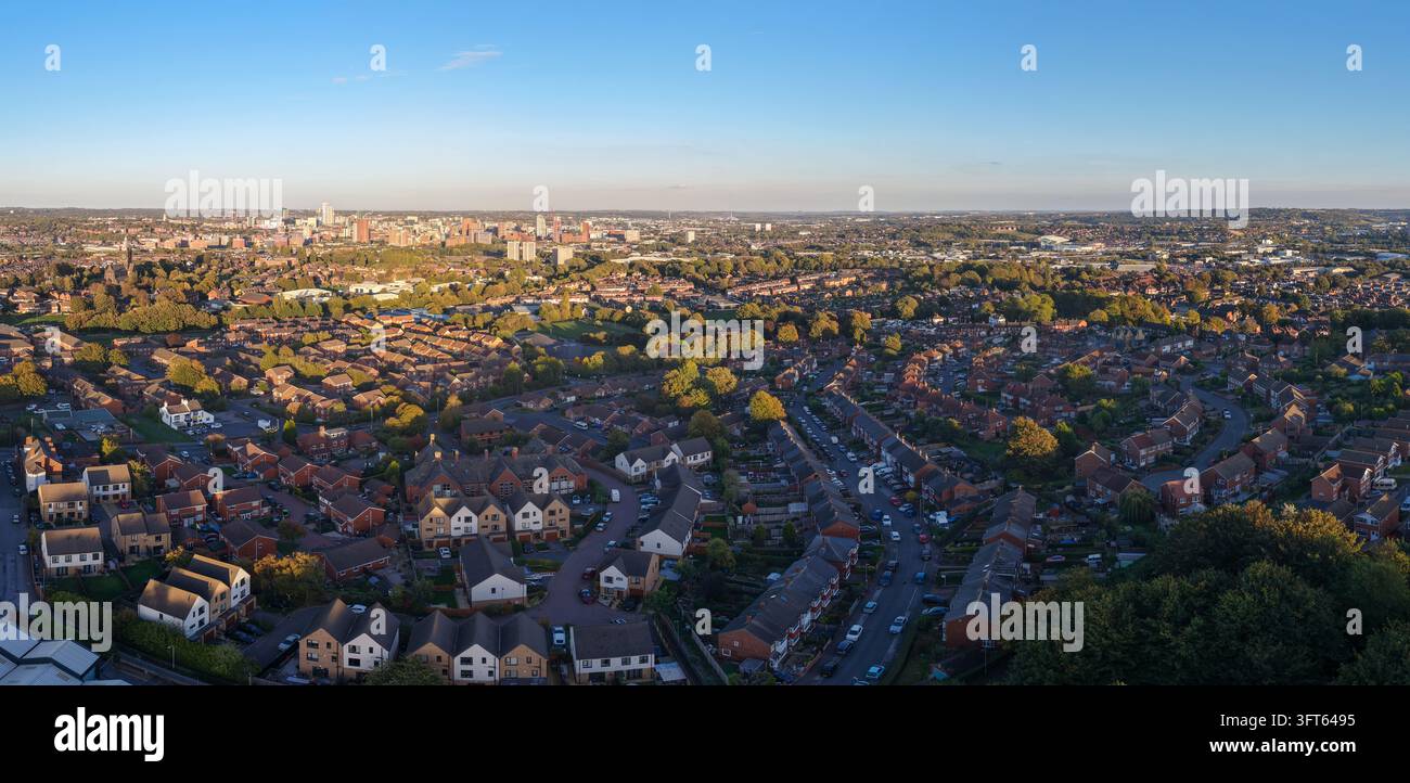 Vista aerea panoramica dello skyline di Leeds City e dei sobborghi di Wortley Foto Stock