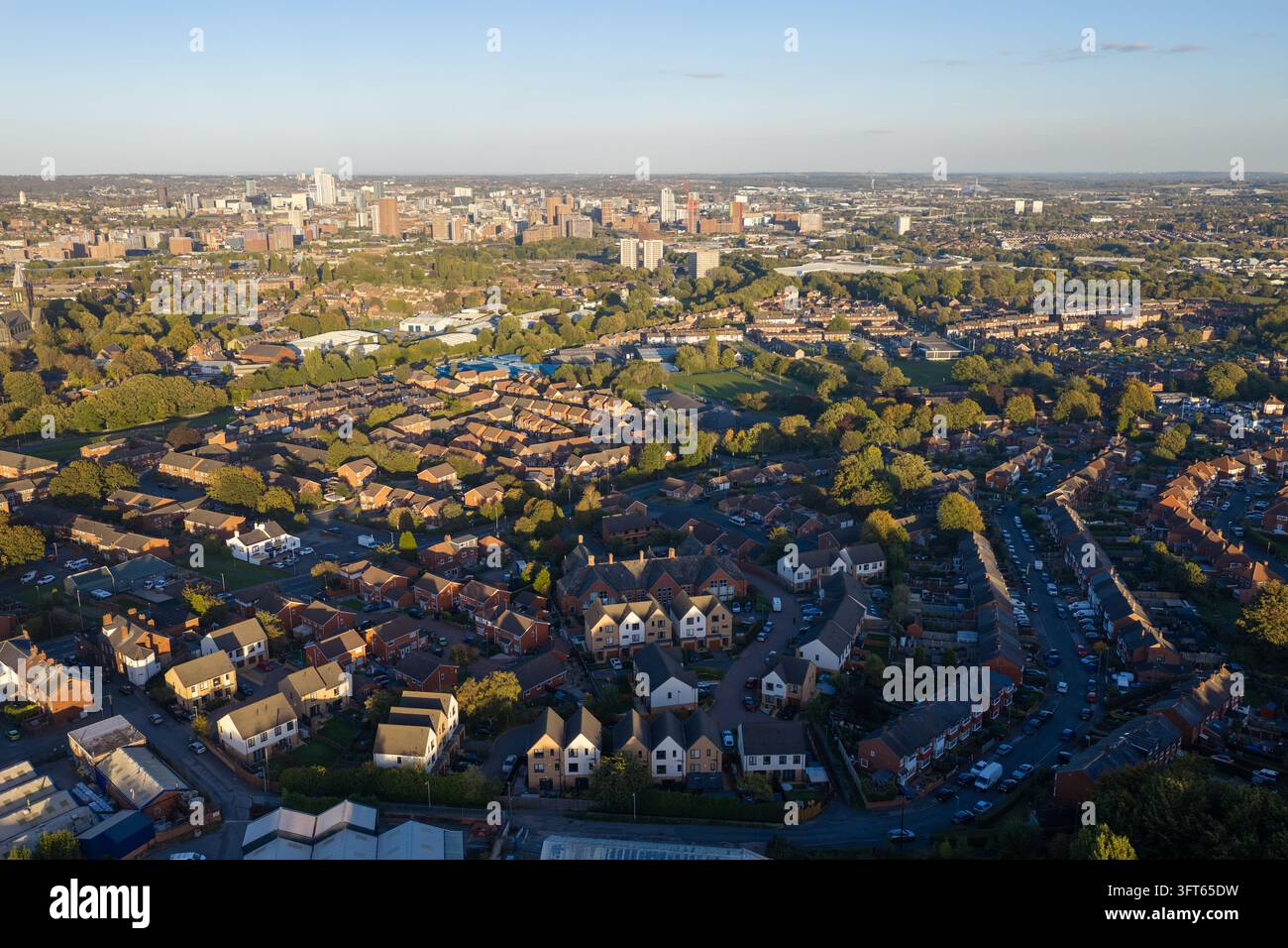 Vista aerea dello skyline di Leeds City e dei sobborghi residenziali di Wortley Foto Stock