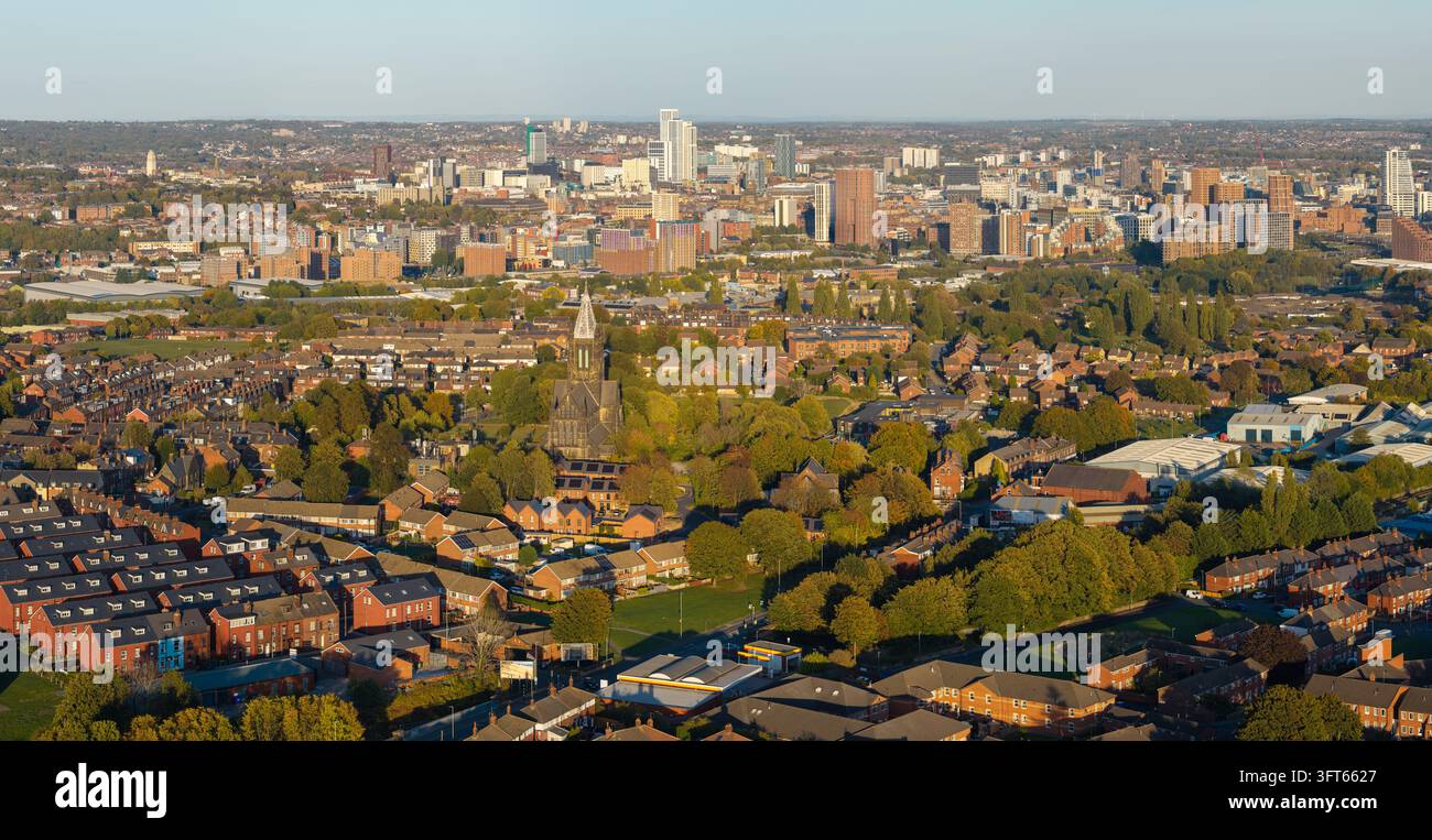 Panorama della Chiesa di San Bartolomeo e dello skyline del centro città di Leeds Foto Stock