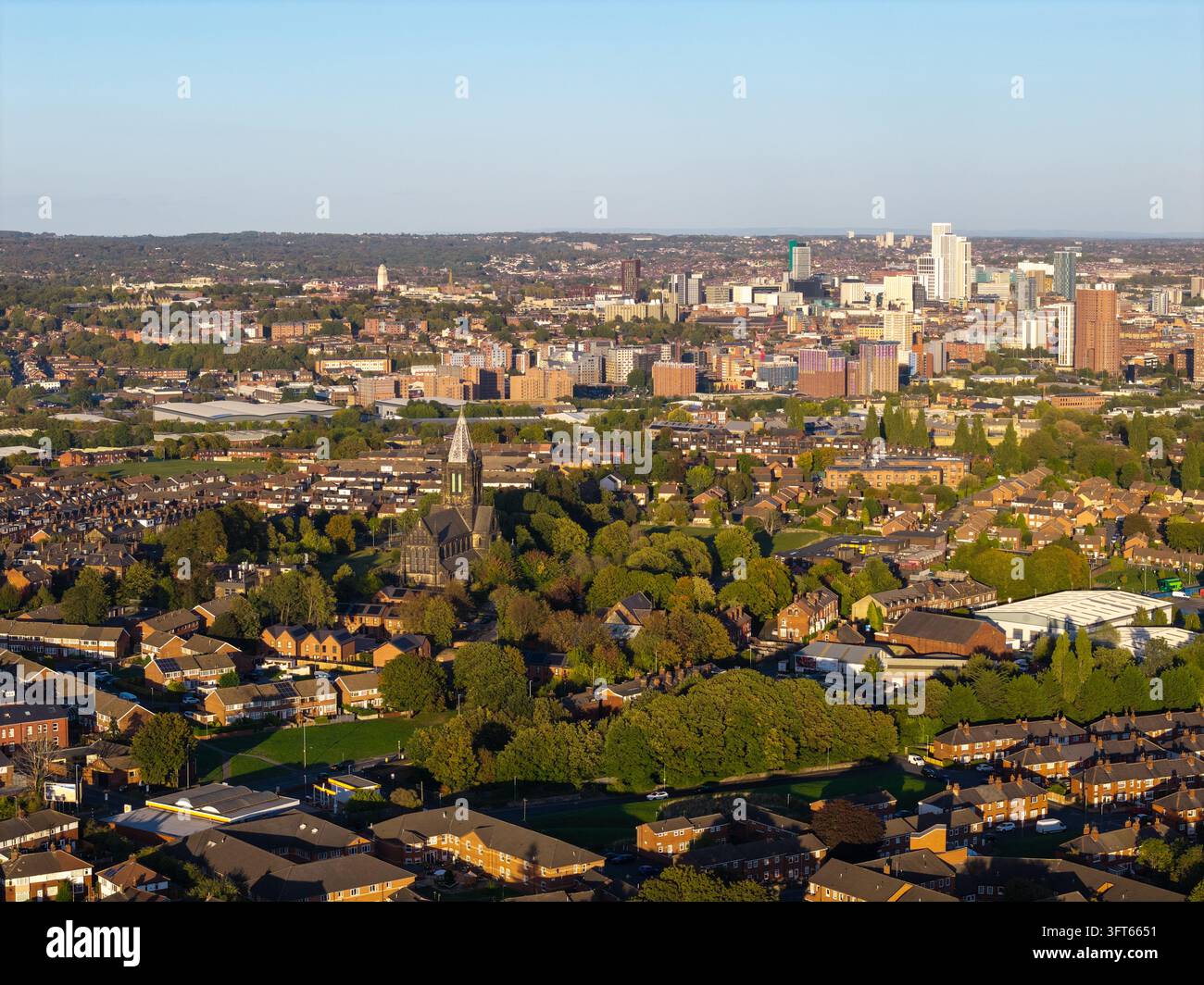 Panorama della Chiesa di San Bartolomeo e dello skyline del centro città di Leeds Foto Stock