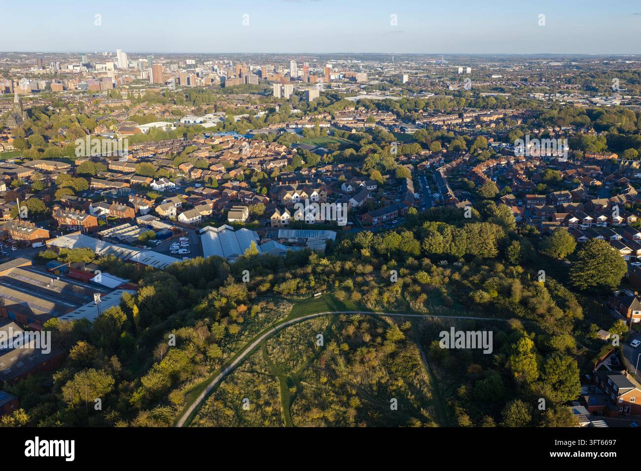 Veduta aerea del Cabbage Hill Park e dello skyline della città di Leeds Foto Stock