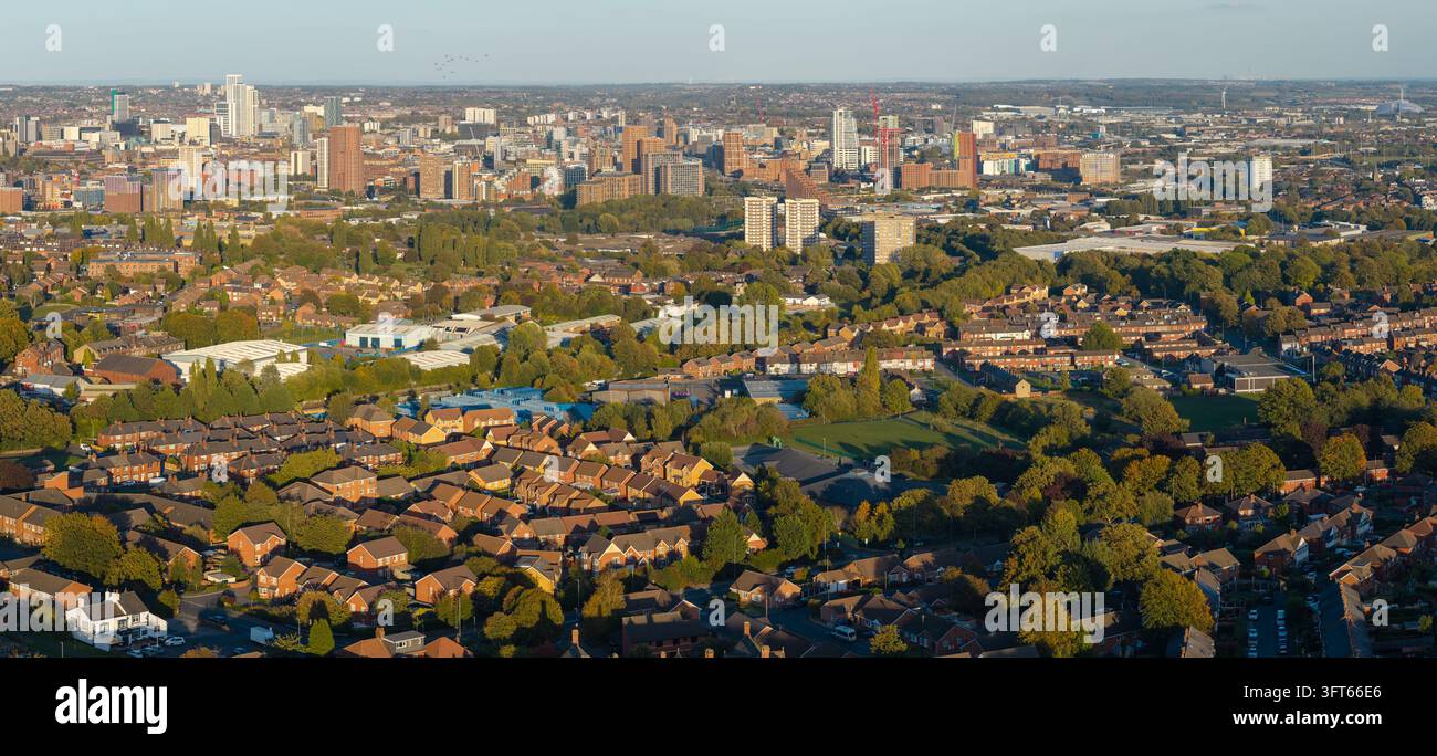 Vista aerea panoramica che cattura i quartieri residenziali di Wortley che conducono verso lo skyline del centro città di Leeds con moderni grattacieli Foto Stock