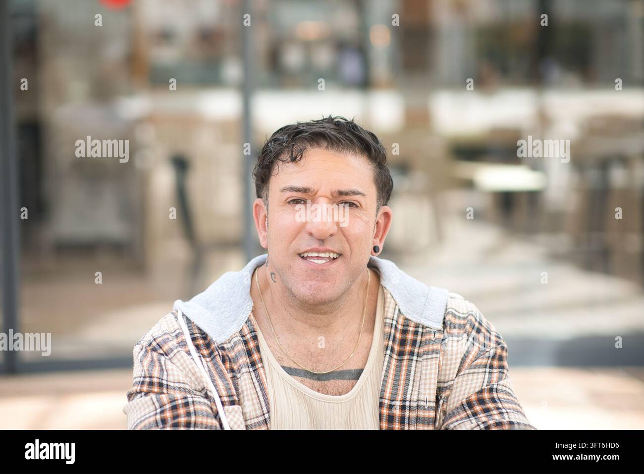 Affascinante uomo adulto che sorride all'aperto per una foto del profilo di networking e un concetto di stile di vita Foto Stock