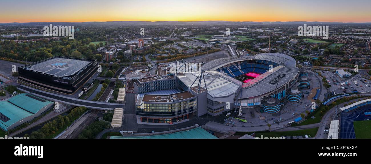 Panorama dello stadio Etihad e della Co-op Live Arena all'alba Foto Stock