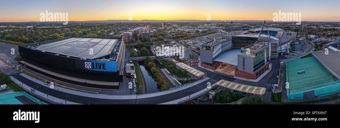 Panorama dello stadio Etihad e della Co-op Live Arena all'alba Foto Stock