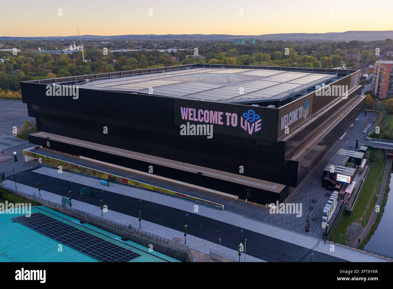 Vista aerea dello schermo di benvenuto della Co-op Live Arena all'alba Foto Stock