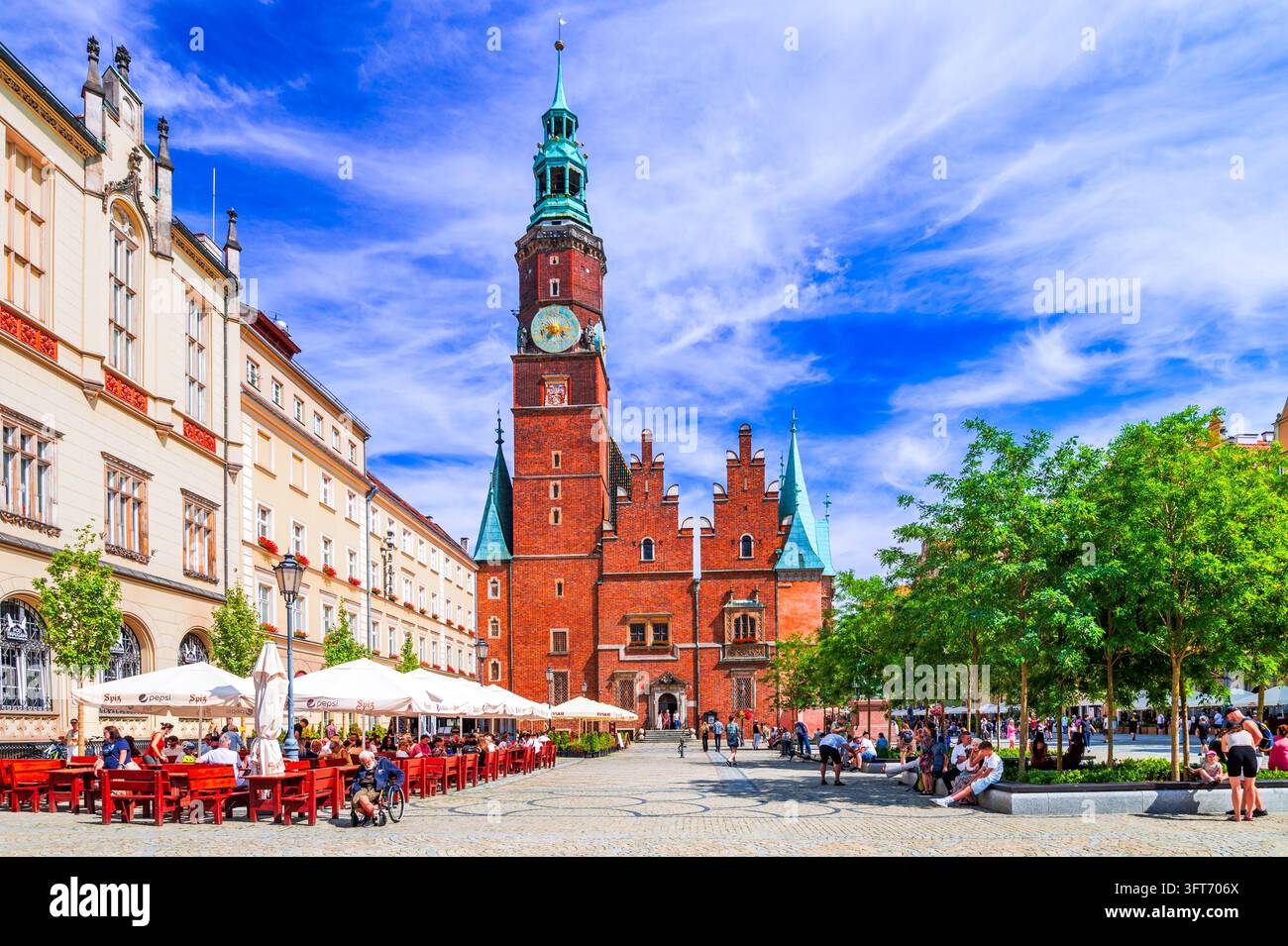 Wroclaw, Polonia - 02 agosto 2026. Vista panoramica estiva del Municipio storico e della vivace piazza del mercato a Wroclaw, Polonia. Foto Stock