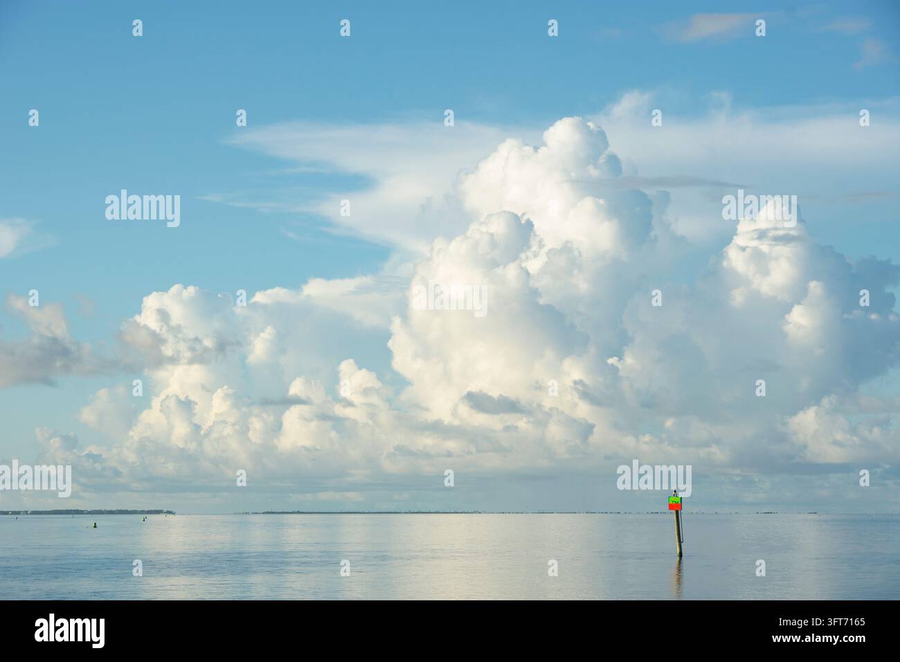 Nuvole bianche e soffici sopra un segnalatore di canale nella baia di Apalachicola Foto Stock