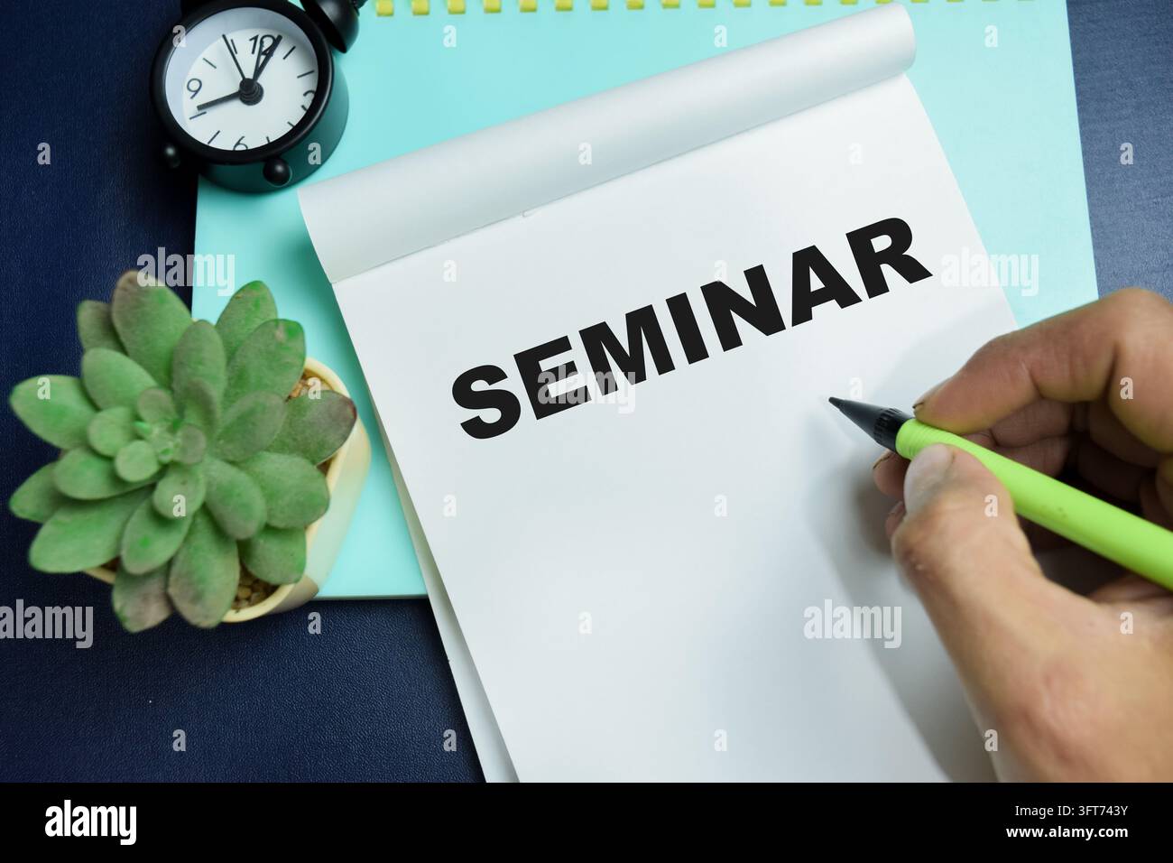 Concetto di seminario scritto su un libro isolato su un tavolo. Foto Stock