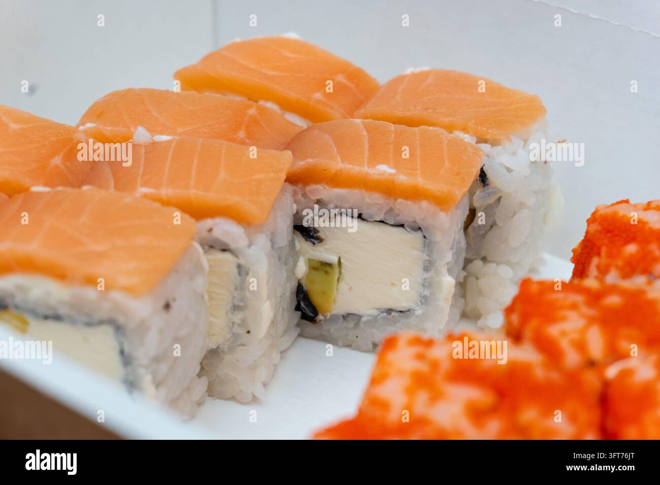 Rotoli di sushi freschi di Philadelphia e California in primo piano Foto Stock