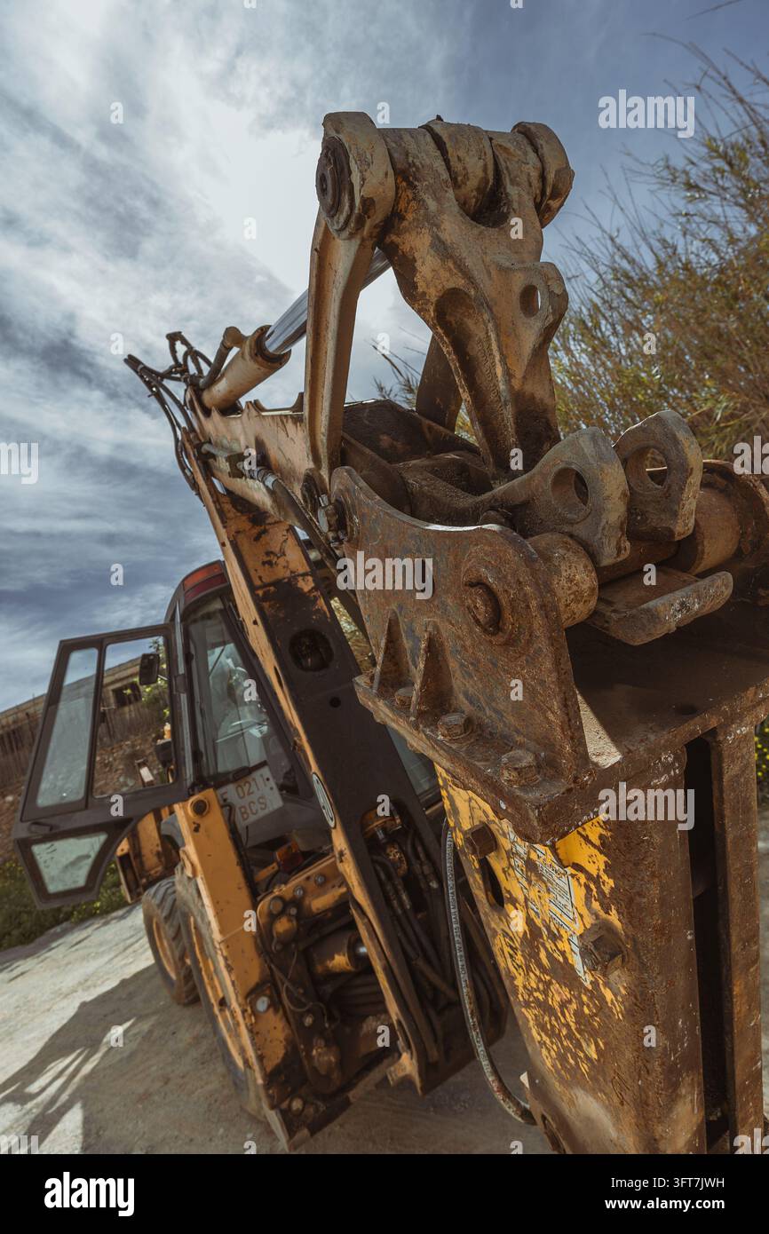 Trattore da costruzione giallo in un cantiere Foto Stock
