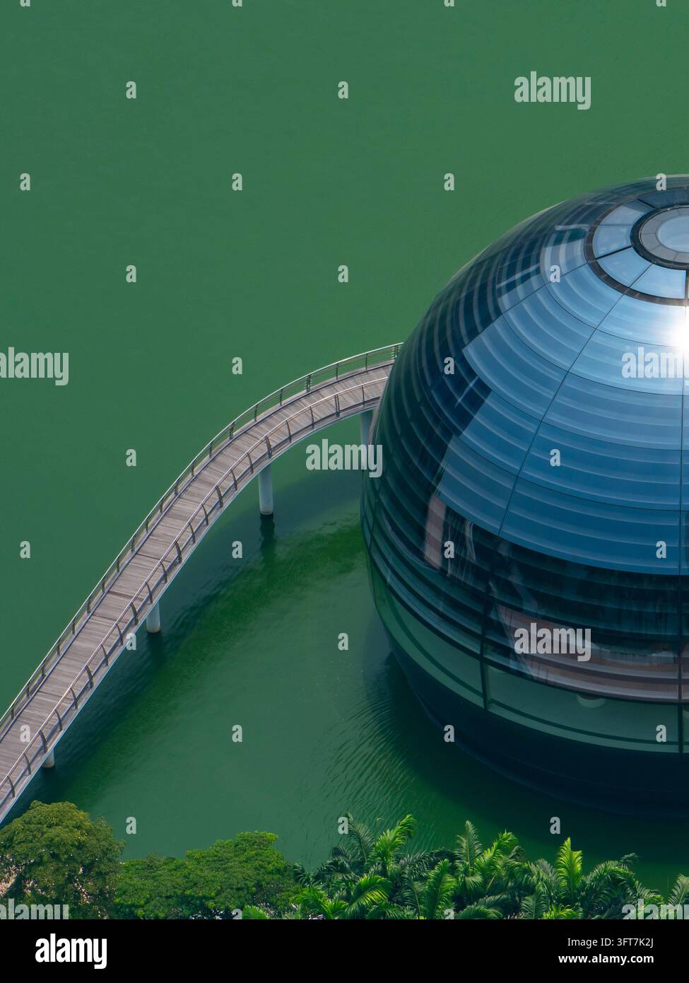 Dettaglio architettonico geometrico con una passeggiata curva e una struttura arrotondata a Singapore. Foto Stock